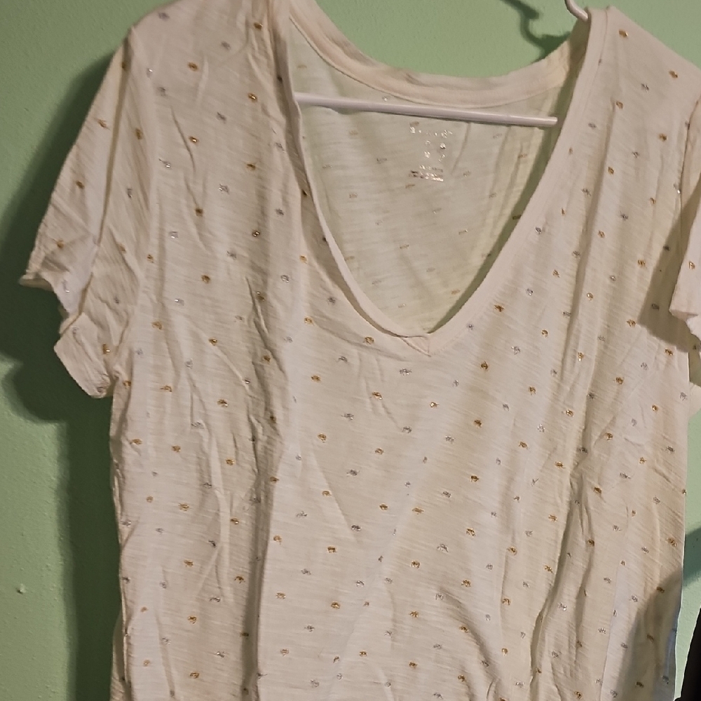 Stylish White V-Neck Tee with Gold Accents
